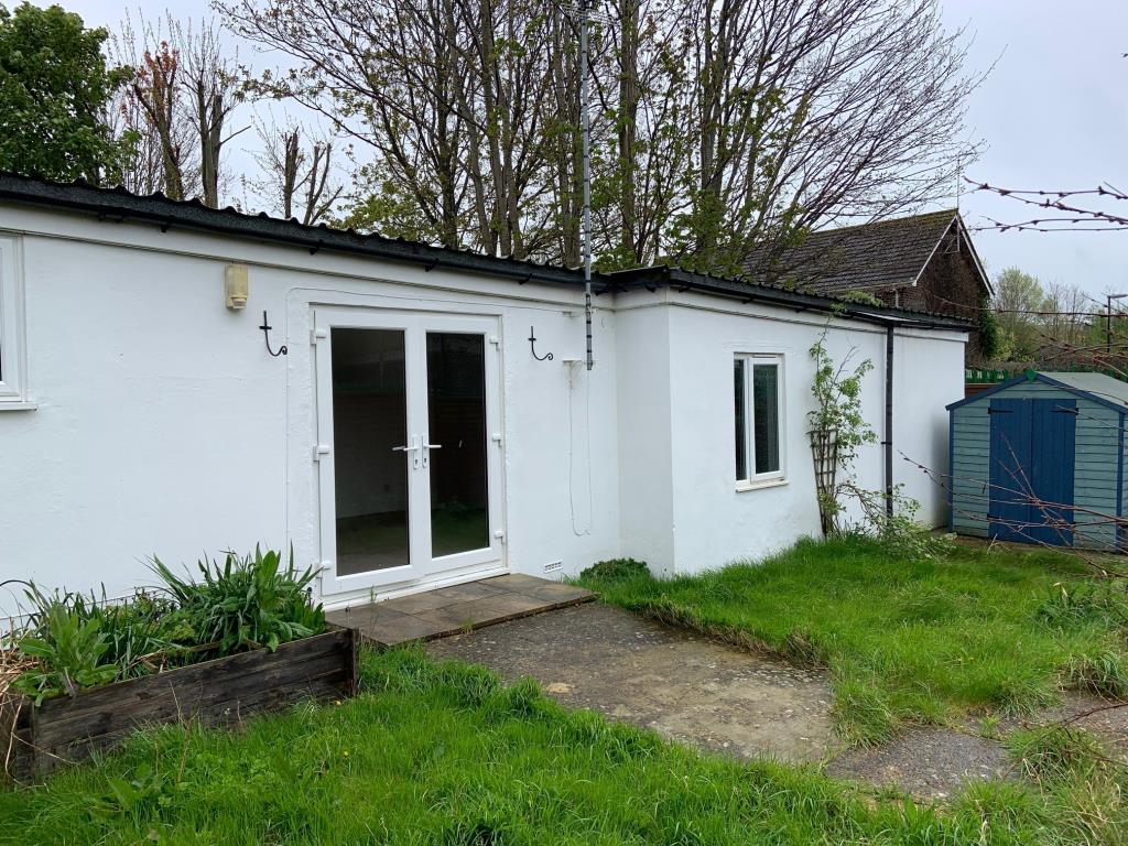 Lot: 145 - DETACHED BUNGALOW IN TOWN CENTRE - View of front of bungalow